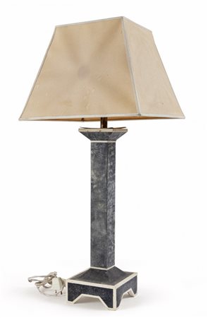 UNA LAMPADA DA TAVOLO, anni '50. <br>Legno 