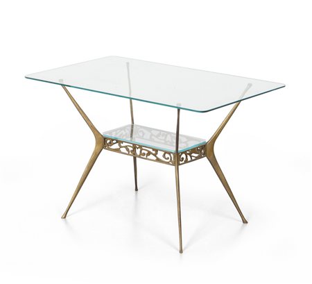 UN TAVOLINO, anni '50. <br>Ottone, cristallo 