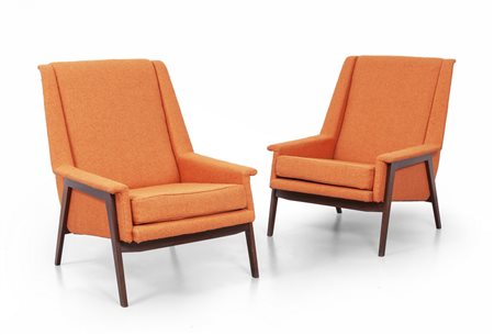 DUE POLTRONE, anni '60. <br>Legno di mogano, 