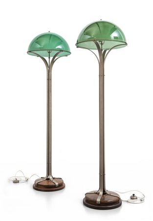 DUE LAMPADE DA TERRA, anni '60. <br>Legno di noce 