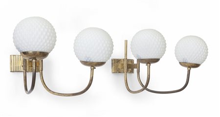 DUE LAMPADE DA PARETE, anni '60. <br>Ottone, 