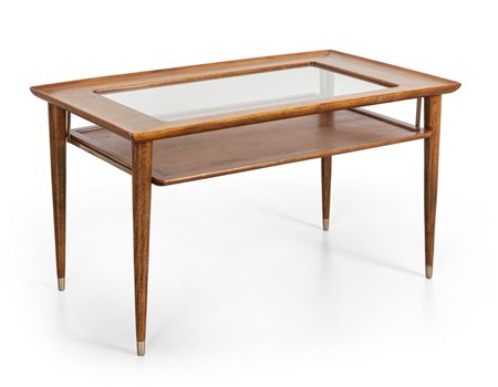 UN TAVOLINO, anni '60. <br>Legno di noce, 