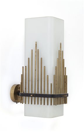 UNA LAMPADA DA PARETE, anni '60.  <br>Ottone 