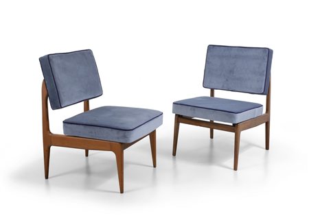  DUE POLTRONCINE, anni '60. <br>Legno di noce, 