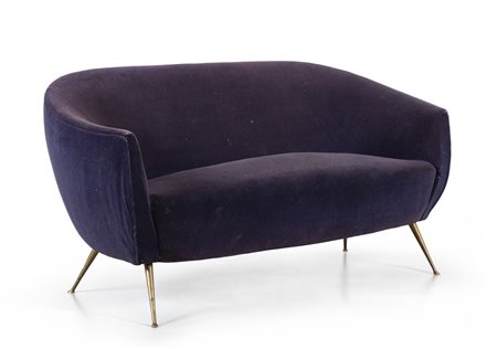 UN DIVANO, anni '60. <br>Struttura in legno, 