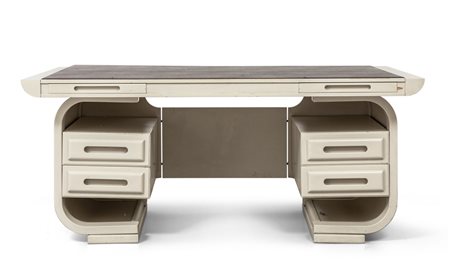 UNA SCRIVANIA, anni '60. <br>Legno laccato. 