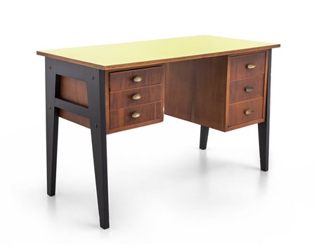 UNA SCRIVANIA, anni '60. <br>Legno laccato, legno 