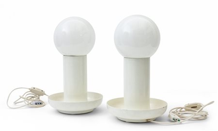 DUE LAMPADE DA TAVOLO, anni '60. <br>Alluminio 