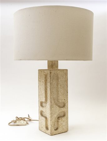UNA LAMPADA DA TAVOLO, anni '60. <br>Travertino, 