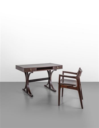 UNA SCRIVANIA E UNA POLTRONCINA, anni '60. 