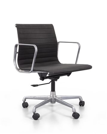 CHARLES e RAY EAMES <br>Una poltroncina della 