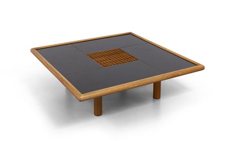 UN TAVOLINO, anni '70. <br>Legno di faggio, 