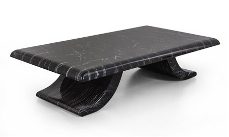 UN TAVOLINO, anni '70. <br>Legno rivestito in 