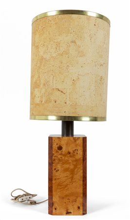 UNA LAMPADA DA TAVOLO, anni '70. <br>Legno 