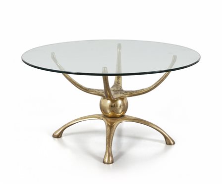 UN TAVOLINO, anni '70. <br>Fusione di ottone, 