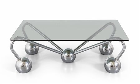 UN TAVOLINO, anni '70. <br>Acciaio cromato, 