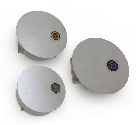 TRE LAMPADE DA PARETE, anni '70. <br>Alluminio 