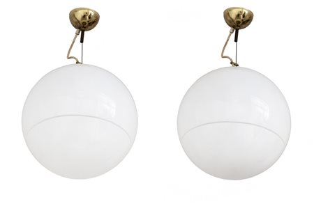 DUE LAMPADE A SOSPENSIONE, anni '70. <br>Ottone, 
