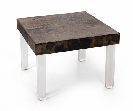 UN TAVOLINO, anni '70. <br>Legno rivestito in 