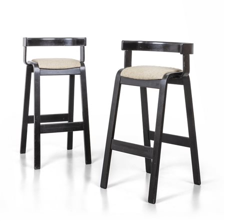 DUE SGABELLI-BAR, anni '70. <br>Legno laccato, 