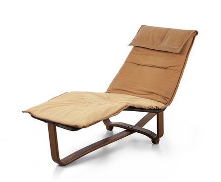 UNA CHAISE-LONGUE, anni '80. <br>Legno lamellare 