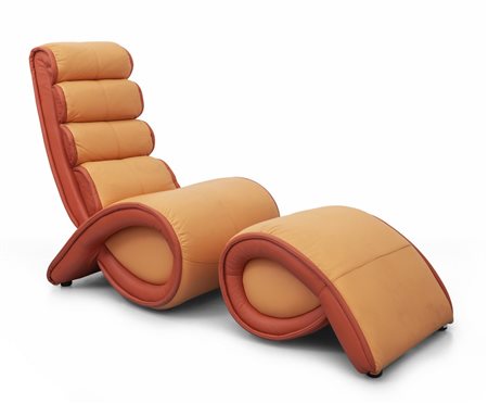 UNA POLTRONA CON POGGIAPIEDI, anni '80. 