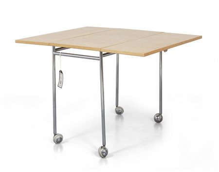 BRUNO MATHSON <br>Un tavolino pieghevole su 