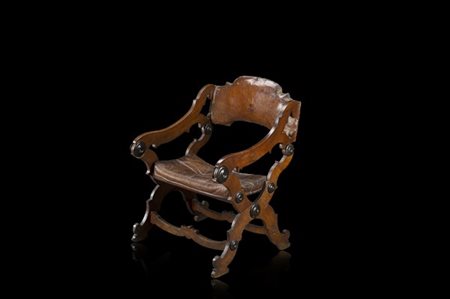 Poltrona inginocchiatoio in noce, braccioli a ricciolo, gambe unite da traverse