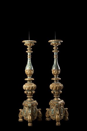 Coppia di torciere in legno laccato a finto marmo, intagliato e dorato a motivi