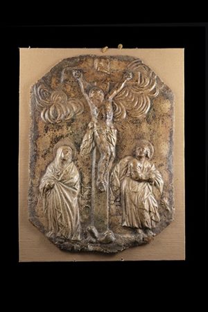 Arte del secolo XVI. Formella in gesso raffigurante Cristo crocefisso tra la Ve