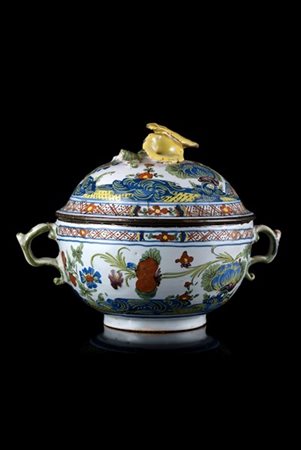 Manifattura Ferniani, Faenza, secolo XVIII. Tazza biansata con coperchio in mai