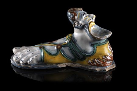 Manifattura di Deruta, secolo XVI. Saliera a forma di piede in maiolica policro