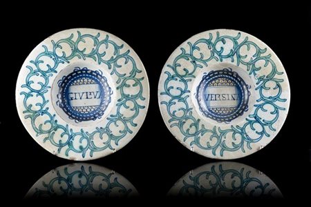 Manifattura di Deruta, secolo XVI. Due piattelli in maiolica decorata nella tes