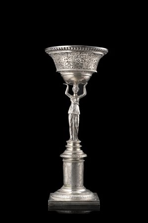 Centrotavola in argento modellato a tutto tondo a "canefora" che sorregge un ce