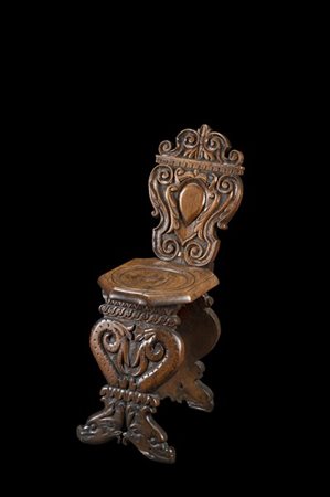 Sgabello in noce intagliato, schienale centrato da stemma tra volute, montanti