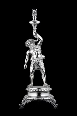 Scultura in argento raffigurante Bacco con corona di vite e uva, reggicandela c