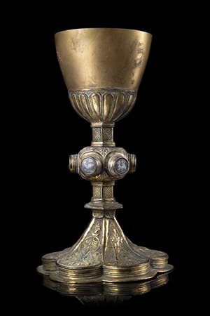 Calice in rame dorato con coppa baccellata poggiante su base a colonna sbalzata
