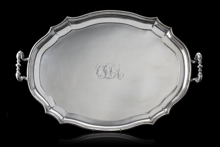 Vassoio biansato in argento a corpo liscio con bordo mistilineo, cavetto cifrat