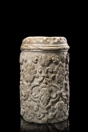 Frammento architettonico in marmo scolpito a foglie, fiori e volute. Secolo XVI