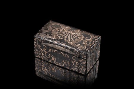 Tabacchiera "piquè" in tartaruga e oro a volute fogliate e motivi vegetali. Chi