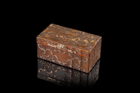 Tabacchiera "piquè" in tartaruga bionda e oro a volute fogliate e motivi vegeta