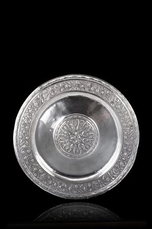 Grande elemosiniere in argento con tesa sbalzata e cesellata a motivi floreali