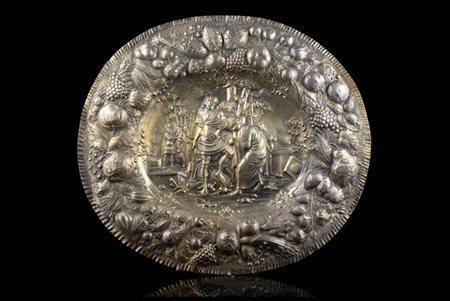Piatto da parata in argento dorato sbalzato e inciso nella bordura a foglie e f