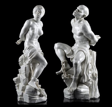 Due figure in porcellana bianca raffiguranti mori schiavi con mani e piedi inca