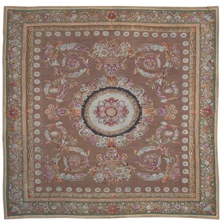 Tappeto Aubusson, Francia, fine secolo XVIII. Tessuto in lana con la tecnica ad