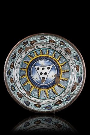 Manifattura di Firenze, seconda metà secolo XV. Grande piatto in maiolica con a