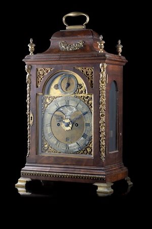 THO BEST
Orologio del tipo "bracket" con cassa in legno impiallacciata ed appli