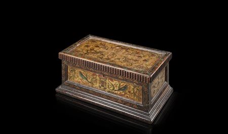 Forziere in legno laccato e dorato, pannello frontale centrato da stemma con vo