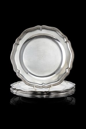 Gruppo di sette piatti in argento liscio con tesa sagomata e scanalata. Numeri