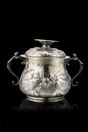 Tazza da brodo in vermeille sbalzato a foglie e fiori, anse a erme. Fascia e co